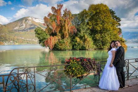 Mariés au bord du lac d'Annecy en été