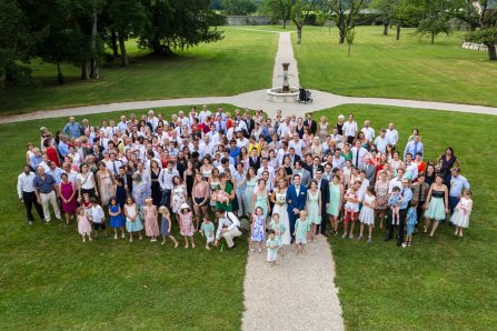 Photo de groupe lors d'un mariage