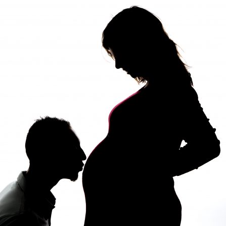 Photo en studio de femme enceinte et le papa