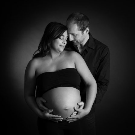 Couple avec futur maman en pleine photo studio