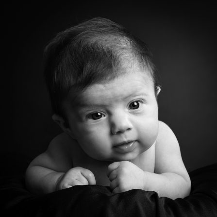 Portrait bébé noir et blanc en studio